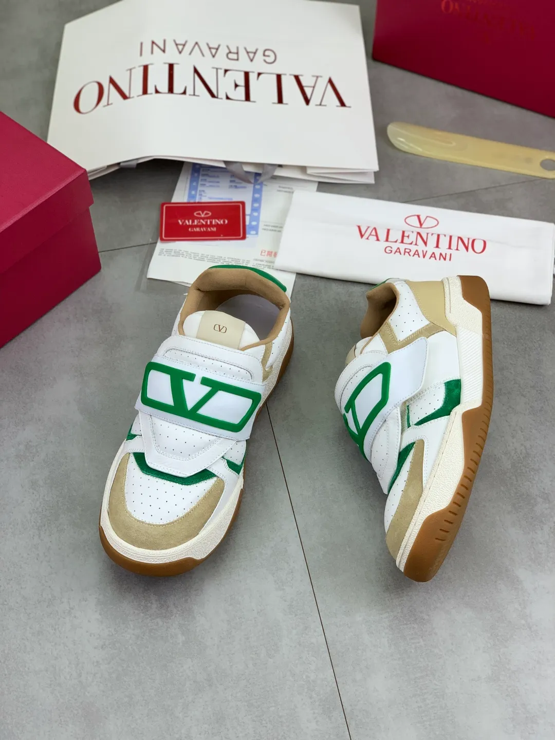 Men's men's shoes 💰P680 New Valentino 𝑶𝒏𝒆𝑺𝒕𝒖𝒅 Couple's sports shoes series Valentino 2025 new couple's sports shoes are on sale. The original ZP purchase and dismantling. Repeated pattern making and modification. 1:1 restoration! Top luxury masterpiece Velcro design Soft and comfortable imported calfskin brings excellent elegant texture and excellent on-foot comfort Top purchasing version upper: imported calfskin surface/original oil edge craftsmanship Lining: water-dyed sheepskin lining Outsole: original development 𝐓𝐏𝐔 two-color combination outsole Packaging: original configuration complete package Code number: 35-46
